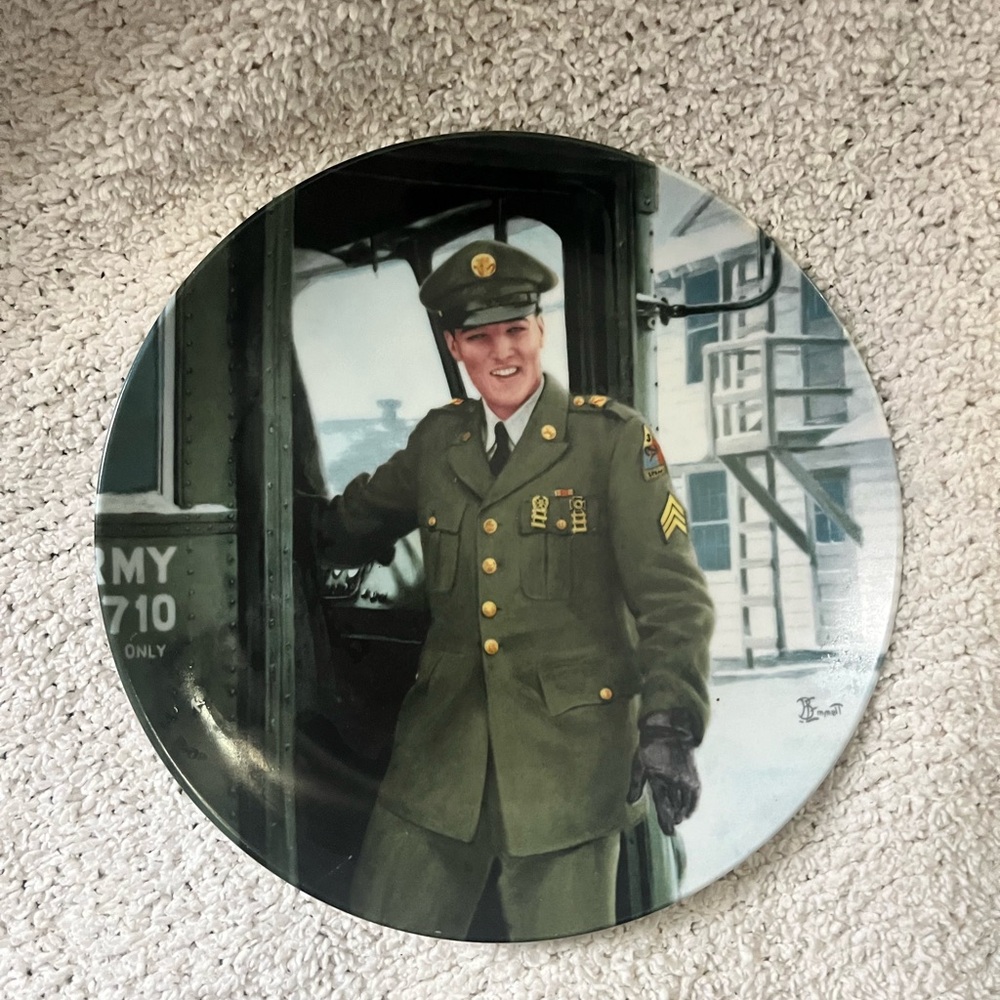 Elvis Presley Collectors Plate - Picture 2 of 3